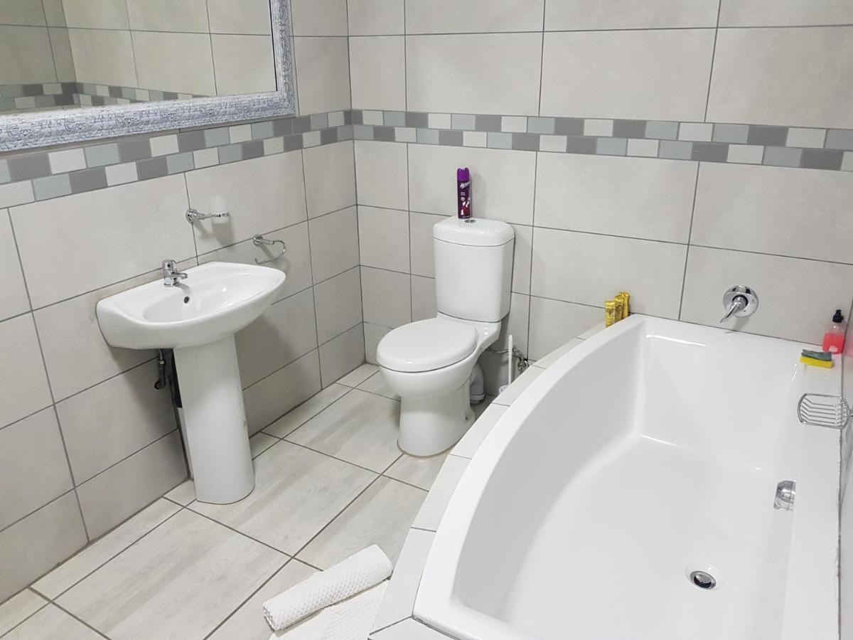 Good 2 Go Guest House Benoni Esterno foto